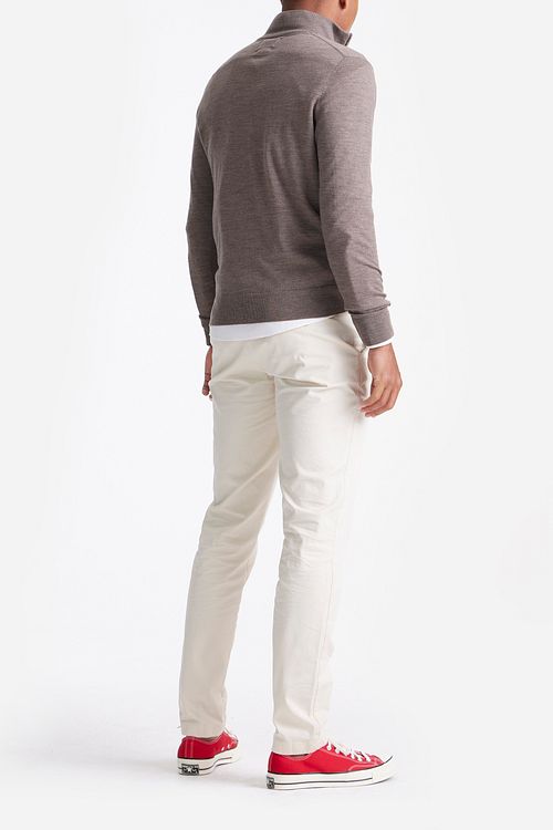 KING Essentials The Michael maglia in lana merino con mezza zip marrone Model / Achterkant
