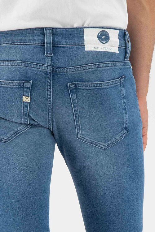 MUD Jeans Jeansy Slim Fit Lassen Pure Blue Model / Detail