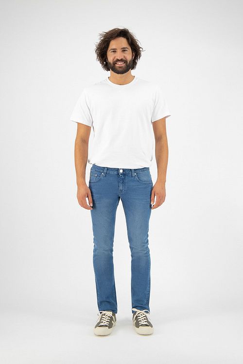 MUD Jeans vaqueros Slim Fit Lassen Pure Blue Model / Voorkant
