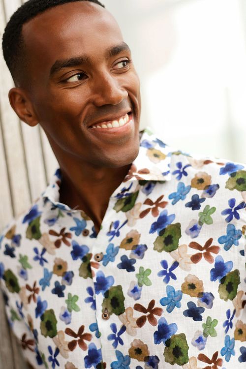Camicia R2 in lino con stampa floreale multicolor Model / Sfeerbeeld