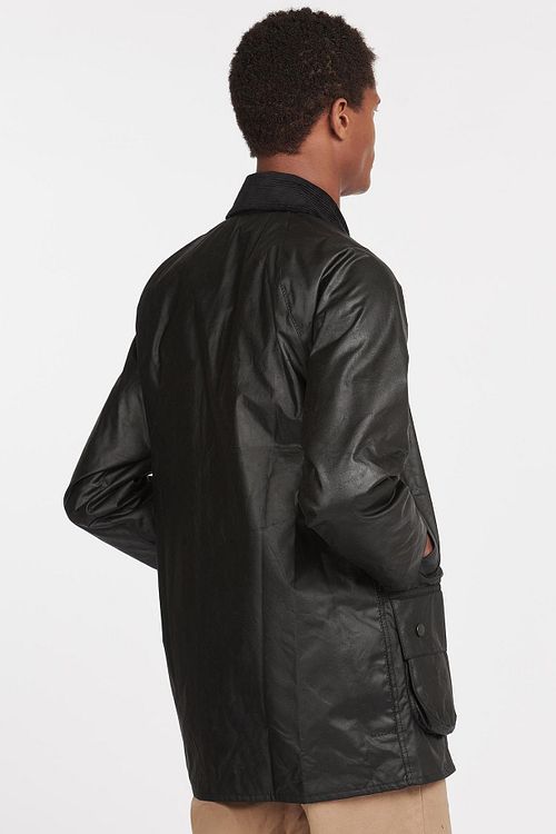 Chaqueta encerada Barbour Beaufort negra Model / Achterkant