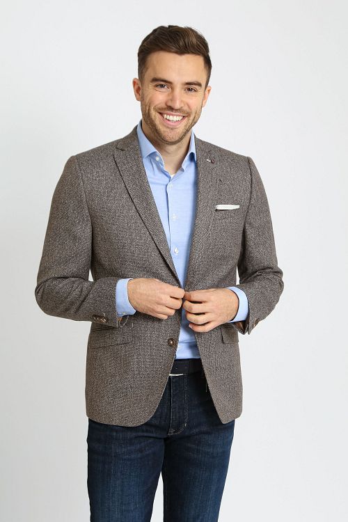 Passande Kavaj Heleen Melange Brun Model / Voorkant med Bram