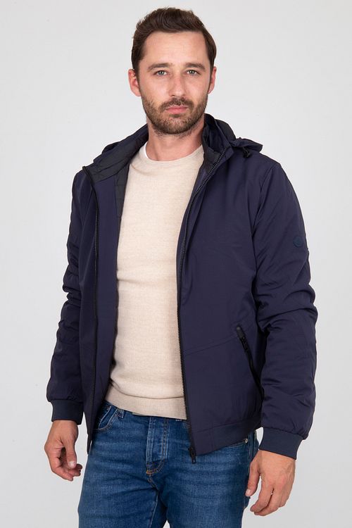 Passande Vandring Jacka Mörkblå Model / Voorkant med Emiel