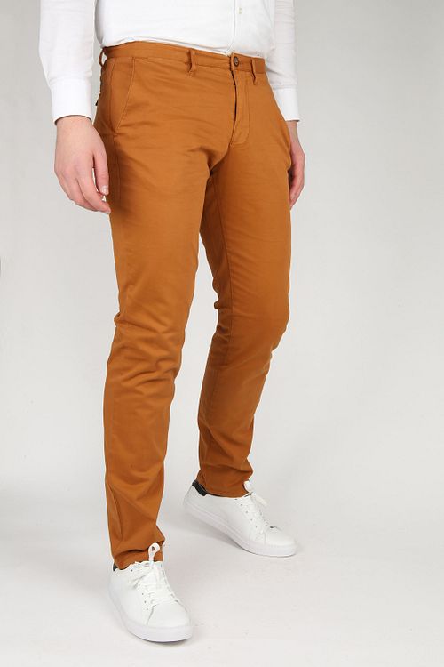 Passerende Chino Sartre Karamell Model / Voorkant med Emiel