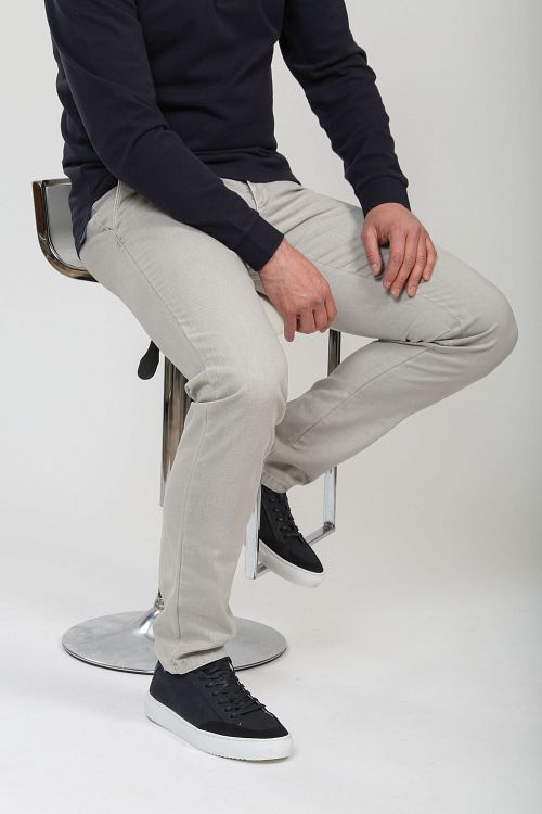 Passerende Chino Sartre Oxford Kit Model / Voorkant
