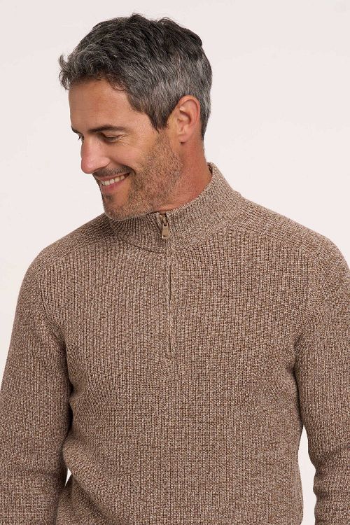 Jersey de punto grueso de merino con media cremallera R2 en marrón claro Model / Detail