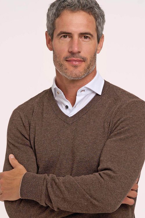 R2 Pullover Merino Wool Taupe Model / Voorkant