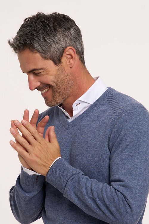 R2 Pullover Merino Wool Blau Model / Detail