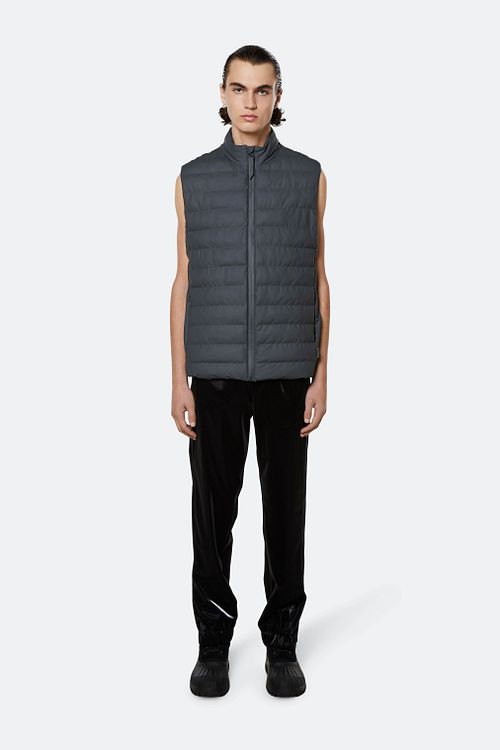 Rains Bodywarmer Trekker Grijs Model / Voorkant