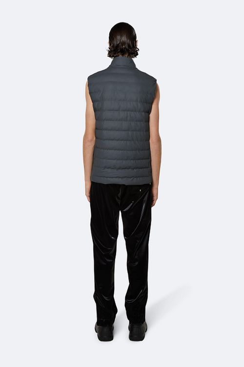 Rains chaleco Trekker gris Model / Achterkant