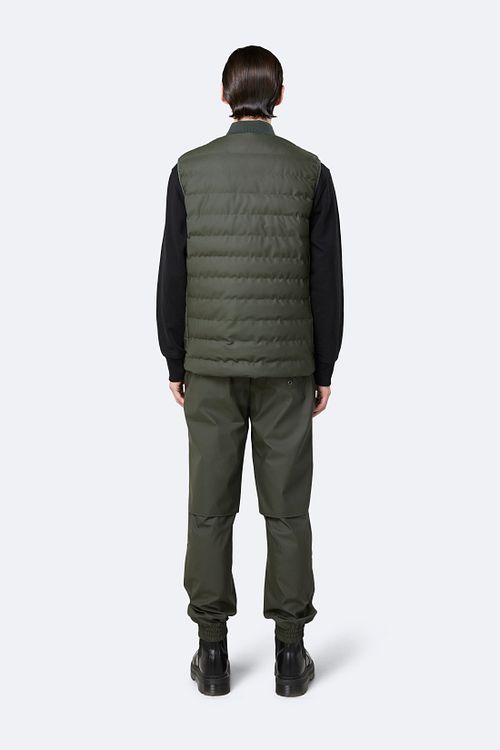 Rains Weste Trekker Dunkelgrün Model / Achterkant