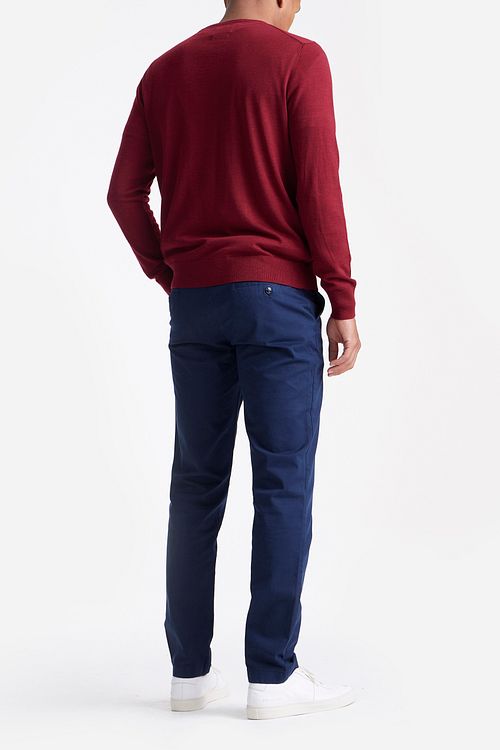 KING Essentials The John Pullover de merino rojo Model / Achterkant
