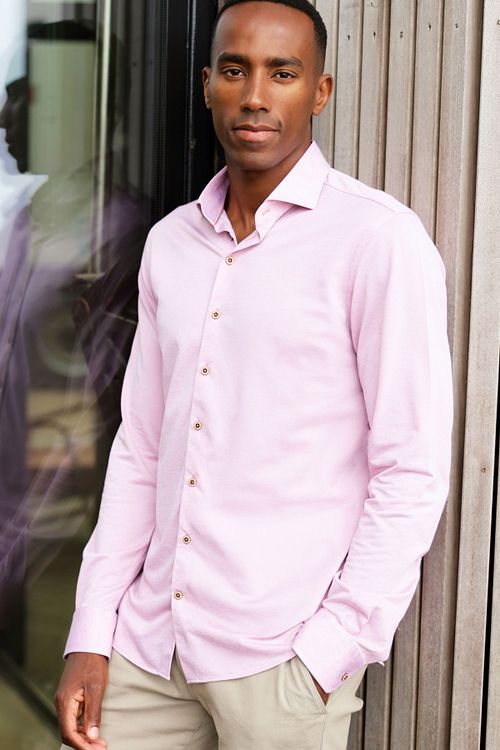 Camicia R2 in misto lino rosa Model / Sfeerbeeld