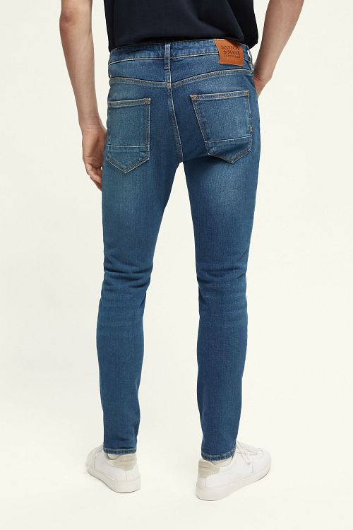 Scotch and Soda Skim Jeans Classic Blauw Model / Achterkant