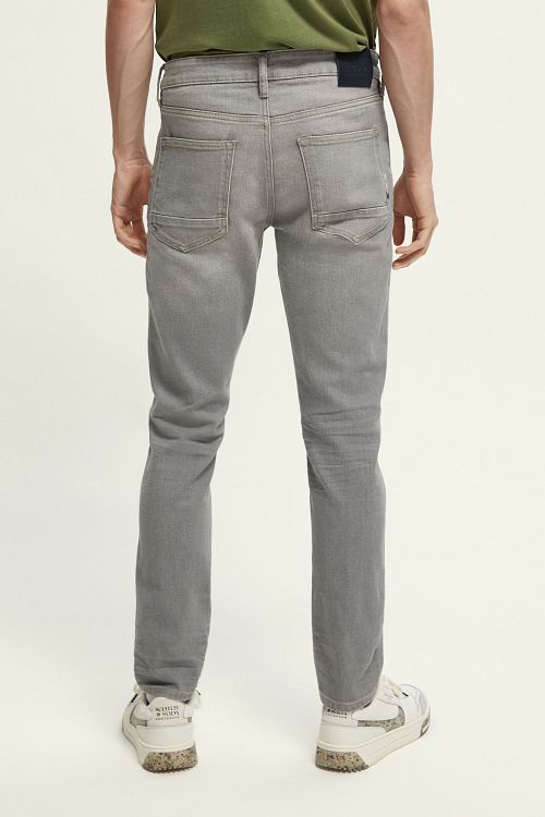 Scotch and Soda Jean Skim Gris Model / Achterkant