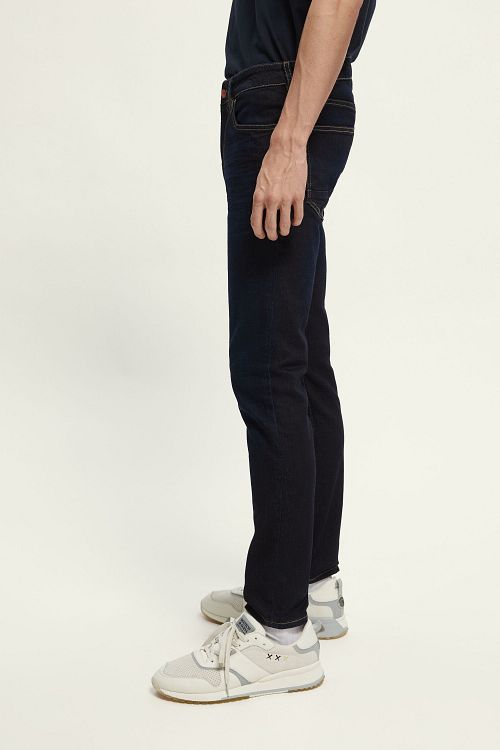 Scotch and Soda obcisłe jeansy Skim w kolorze czarnym Model / Zijkant