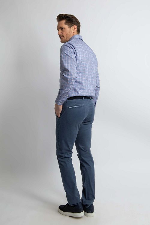 Steppin' Out Chino Northport Indigo Blauw Model / Achterkant