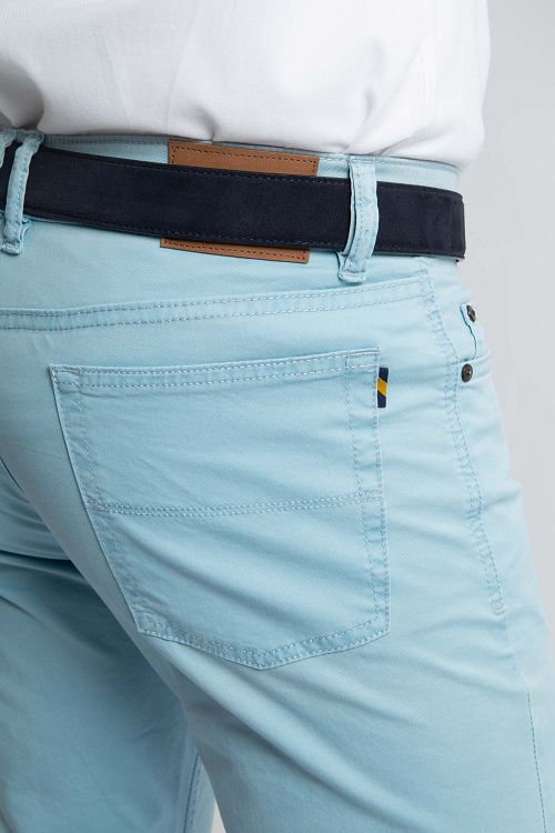 Steppin' Out Broek Johnson Lichtblauw Model / Detail