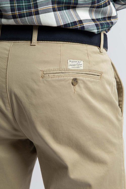 Steppin' Out Chino Newbury Sand Model / Detail