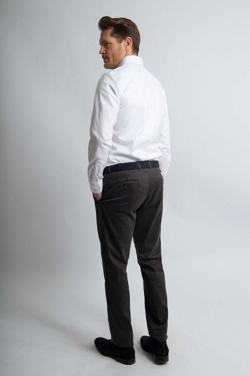 Steppin' Out Camicia Slim Fit in twill bianco Model / Achterkant
