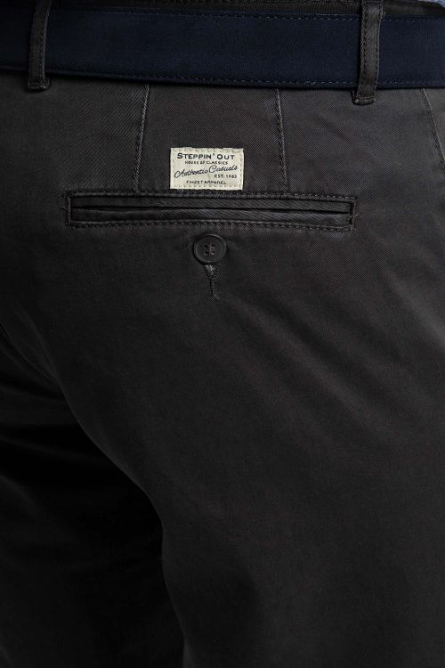 Steppin' Out Chino Newbury Antraciet Model / Detail