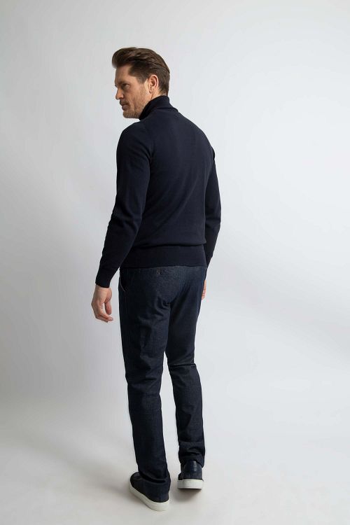 Steppin' Out golf z mieszanki bawełny i kaszmiru w kolorze granatowym Model / Achterkant