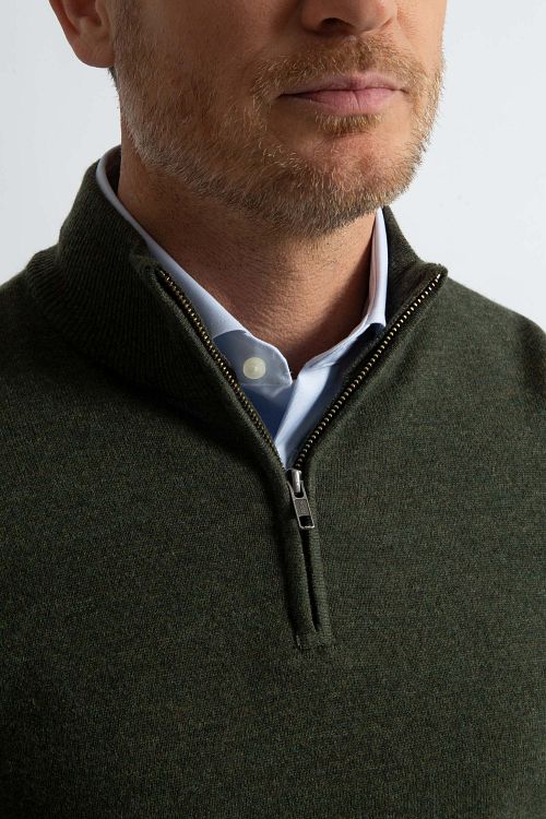 Steppin' Out Half Zip Pullover Merinould Oliven Model / Detail