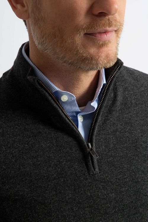 Steppin' Out Half Zip Trui Merinowol Antraciet Model / Detail