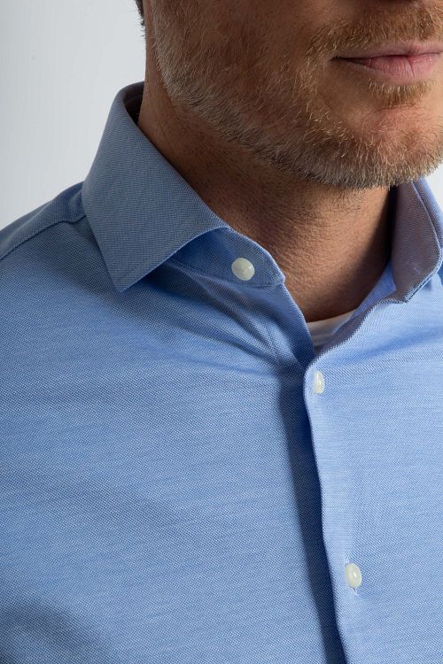 Steppin' Out Hemd Stretch Piqué Hellblau Model / Detail