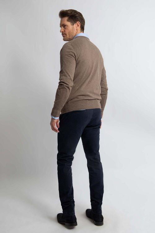 Steppin' Out Jersey de algodón y cachemira con cuello en V taupe mélange Model / Achterkant