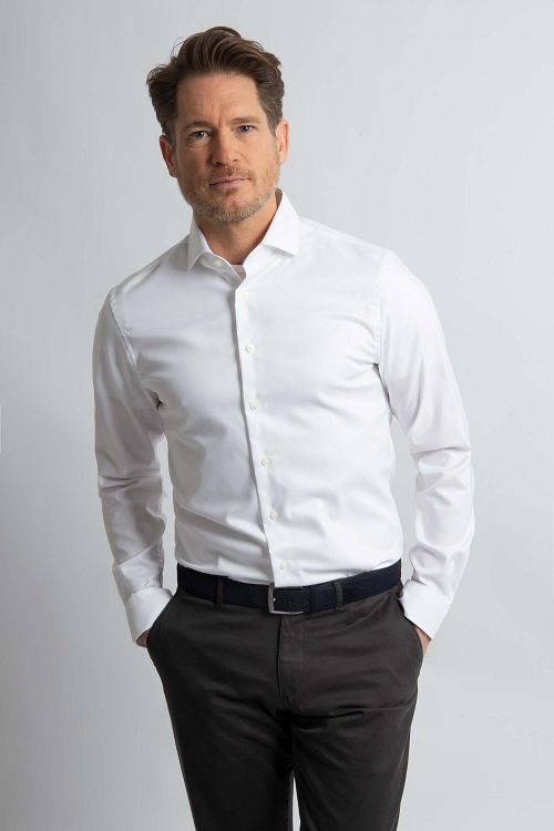 Steppin' Out Koszula Slim Fit z twillu biała Model / Voorkant