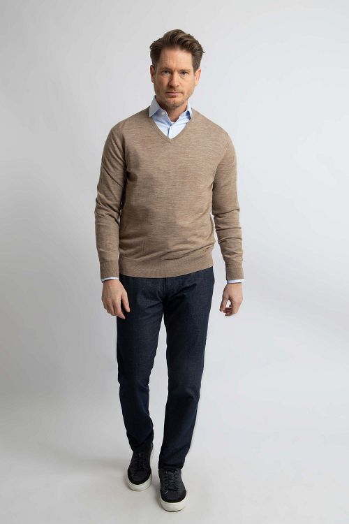 Maglione Steppin' Out con scollo a V in lana merino taupe Model / Voorkant