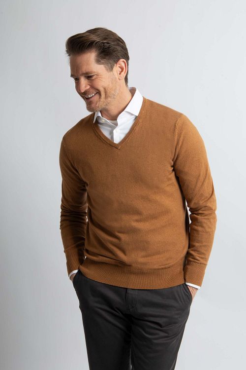 Steppin' Out Pullover Cotton Cashmere V-Ausschnitt Camel Model / Voorkant