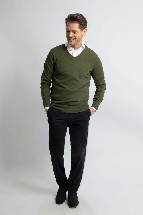 Steppin' Out Pullover Cotton Cashmere V-Neck Olive Green Model / Voorkant