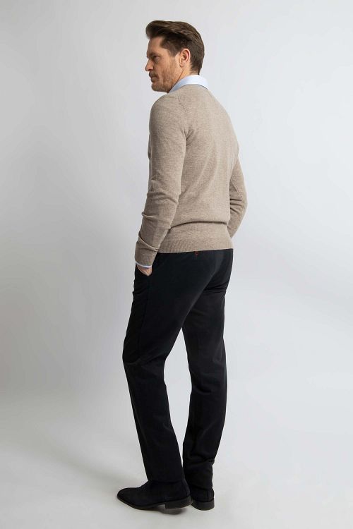 Steppin' Out Pullover V-Ausschnitt Merinowolle Hellbraun Model / Achterkant