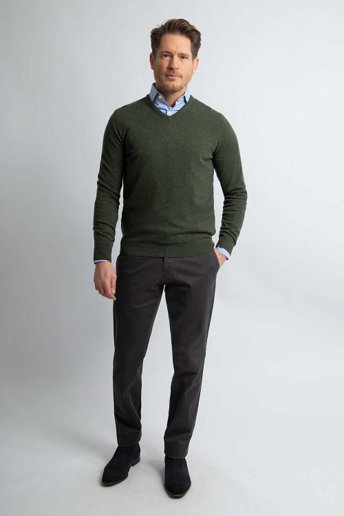 Steppin' Out Pullover V-Ausschnitt Merinowolle Olivgrün Model / Voorkant