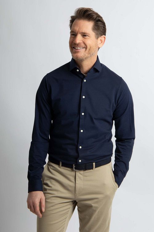 Steppin' Out skjorte i stretchpiqué, navy Model / Voorkant