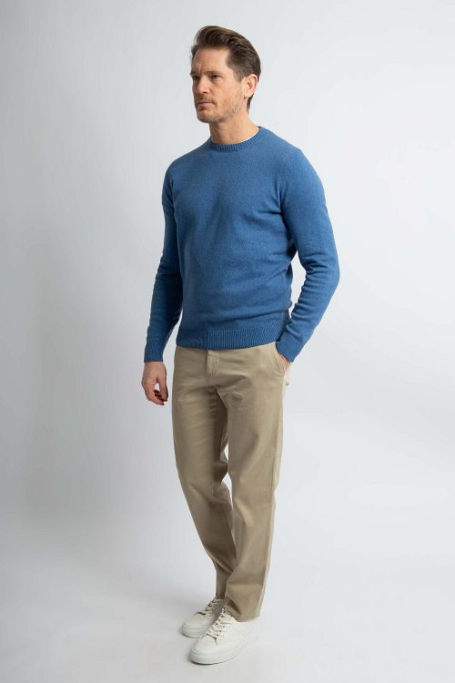 Sweter Steppin' Out kobaltowy niebieski Model / Voorkant