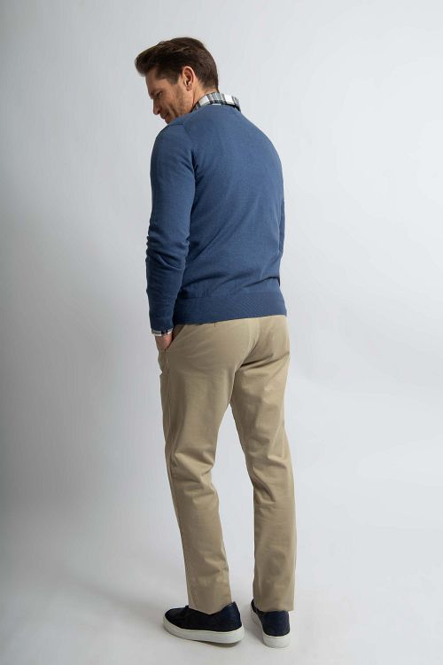 Steppin' Out sweter z mieszanki bawełny i kaszmiru z dekoltem V w kolorze indygo Model / Achterkant