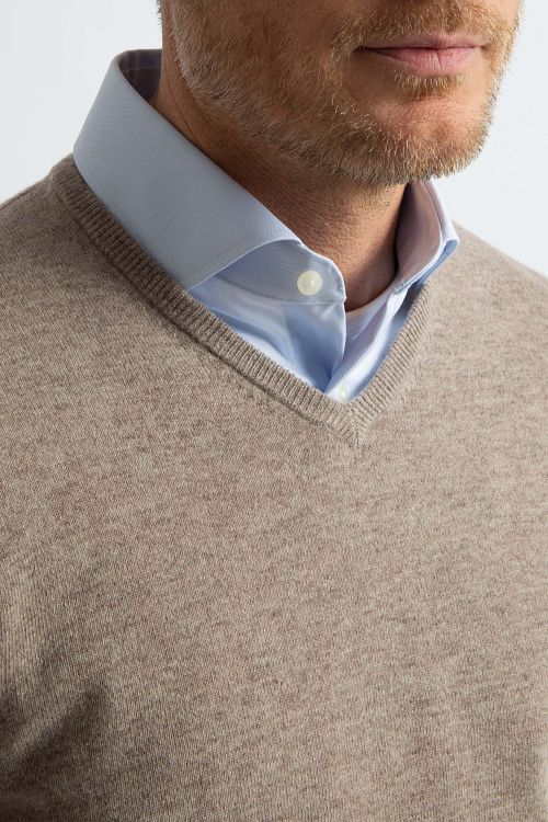 Steppin' Out sweter z dekoltem w serek z wełny merino jasnobrązowy Model / Detail