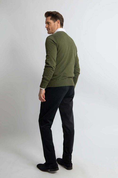 Steppin' Out Tröja i bomullskashmir med V-ringning i olivgrön Model / Achterkant