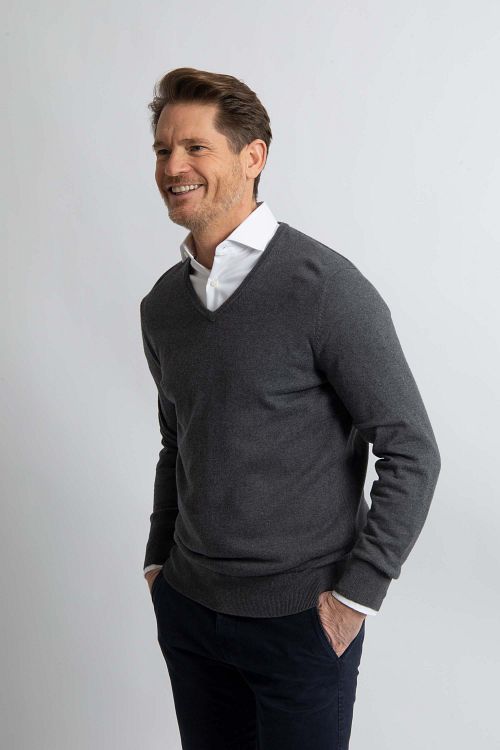 Steppin' Out Tröja i bomullskashmir med V-ringning, Antracitmelange Model / Voorkant