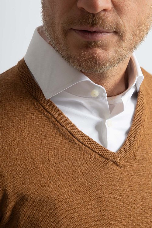 Steppin' Out Trui Cotton Cashmere V-hals Camel Model / Detail