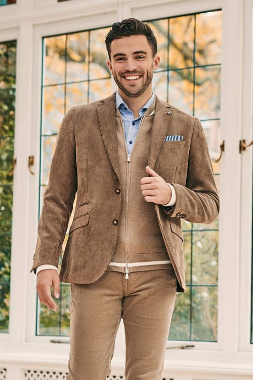 Suitable Blazer Heleen Corduroy Brun Model / Voorkant med Bram