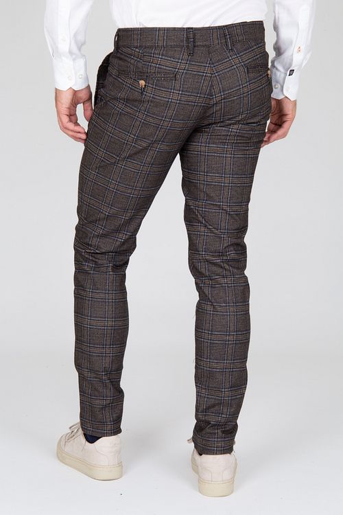 Suitable Chino Pico Cuadros Marrón Model / Achterkant con Emiel