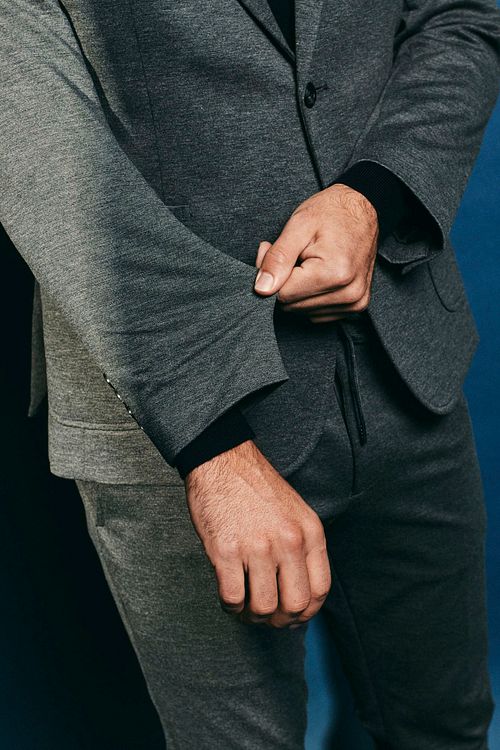 Suitable Jersey Suit Anthracite Model / Detail