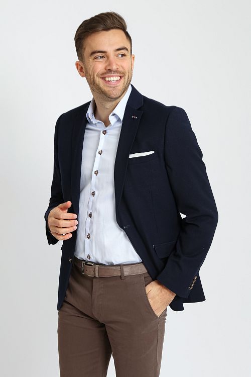 Suitable Heleen Blazer Navy Model / Voorkant mit Bram