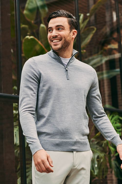 Suitable Merino Halvveis Glidelåspullover Grå Model / Sfeerbeeld