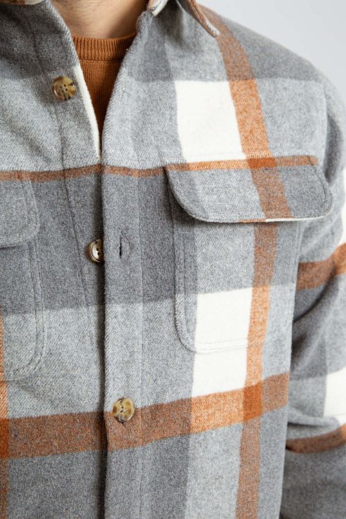 Suitable Overshirt August z domieszką wełny w kolorze szarym Model / Detail