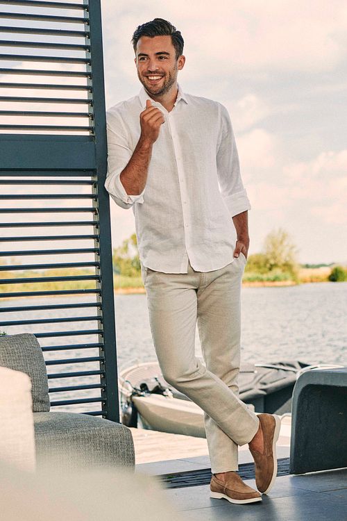 Suitable Chino Pico in lino beige Model / Sfeerbeeld con Emiel
